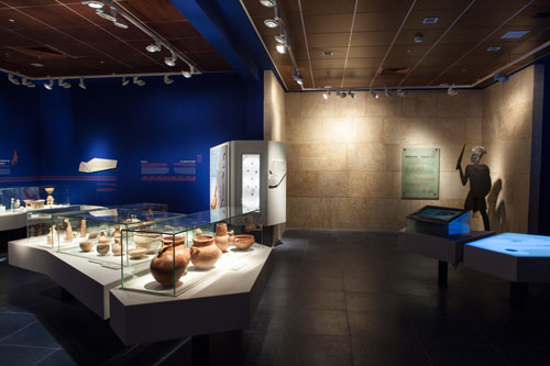 חדר תצוגה ובו ויטרינות עם כלי-חרס עתיקים