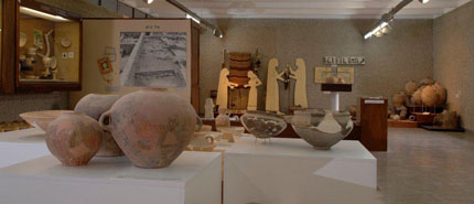 חדר תצוגה באגף לארכאולוגיה, ובו כדי חרס עתיקים